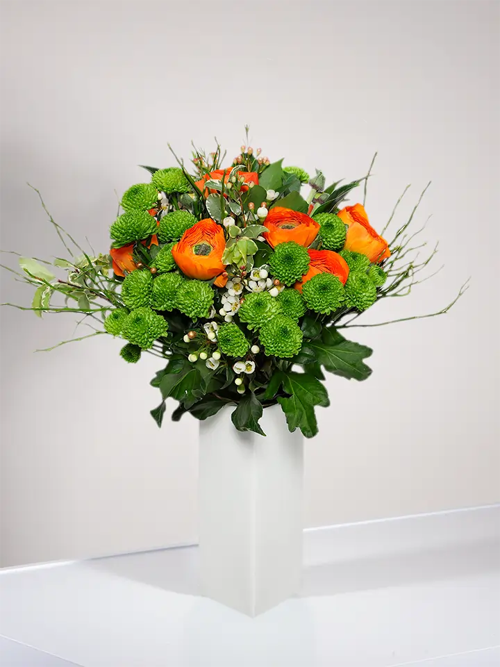Bouquet ranuncoli arancio e santini verdi